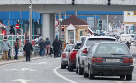 Kolejka pojazdów przed polsko-białoruskim przejściem granicznym w Bobrownikach