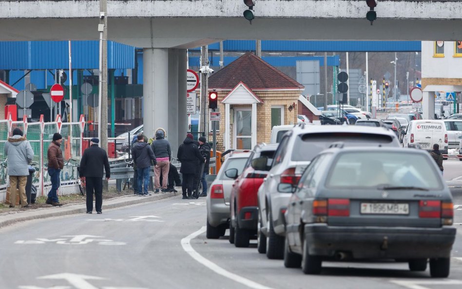 Kolejka pojazdów przed polsko-białoruskim przejściem granicznym w Bobrownikach