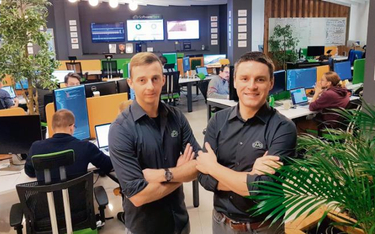 Tom Kucharski (z prawej) i Michał Niwiński stworzyli technologię, która pomaga zarządzać projektami.