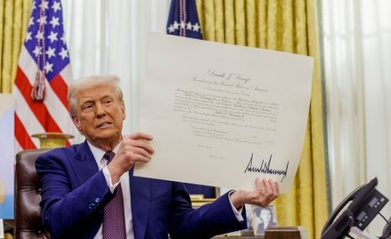 Prezydent USA Donald Trump prezentuje dokument w Gabinecie Owalnym Białego Domu w Waszyngtonie