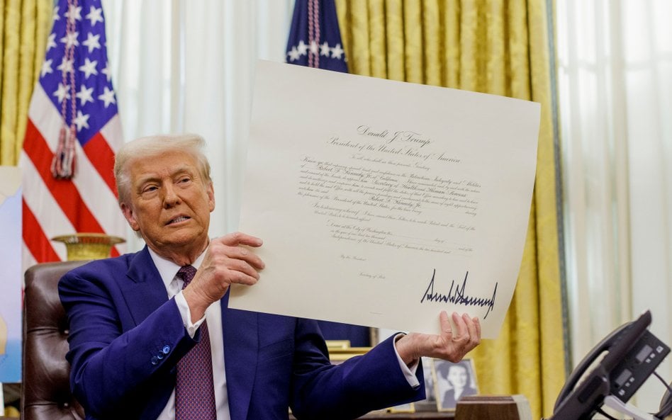 Prezydent USA Donald Trump prezentuje dokument w Gabinecie Owalnym Białego Domu w Waszyngtonie