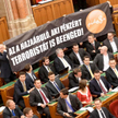 Deputowani Jobbiku w czasie głosowania w parlamencie.
