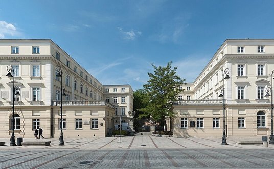 Fryderyk Chopin mieszkał w Warszawie m.in. w lewej oficynie pałacu Czapskich przy Krakowskim Przedmi