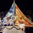 Scenografia, w której beczka raz jest żaglówką, za chwilę komnatą lub zbójem