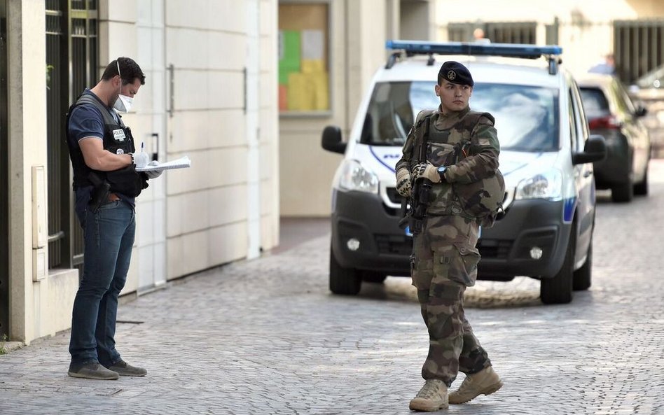 Od blisko trzech lat w operacji Sentinelle bierze udział od 7 do 10 tys żołnierzy. Ale nie udaremnil