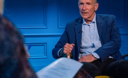 Tim Berners-Lee krytykuje dominację takich gigantów jak Google czy Facebook, uznając ją za hamulec i