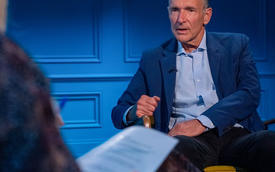 Tim Berners-Lee krytykuje dominację takich gigantów jak Google czy Facebook, uznając ją za hamulec i