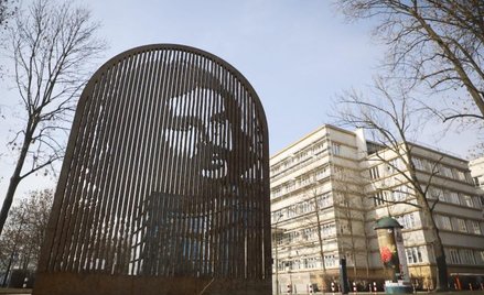 Pomnik znajduje się na skwerze SKS przy ul. Oleandry (zdjęcie wykonane w lutym 2019 r.)