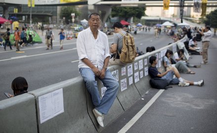 Jimmy Lai pozuje do zdjęcia wśród demonstrantów przed siedzibami rządu centralnego w Hongkongu w Chi