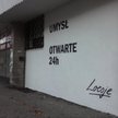 Hasło "Umysł / otwarte 24h" pojawiło się na ścianie budynku przy ul. Międzynarodowej 56