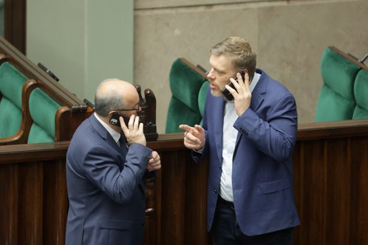 Liderzy lewicy (na zdjęciu Włodzimierz Czarzasty i Adrian Zandberg) skazują swoje formacje na powoln