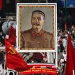 <Stalin, jeden z największych zbrodniarzy świata, jest jednoznacznie negatywnie oceniany tylko przez
