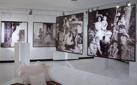 Na wystawie można obejrzeć wnętrze taboru cygańskiego.