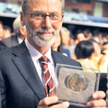 Yves Meyer nagrodę odbierze 23 maja w Oslo. Tu z Gauss Prize w 2010 roku.