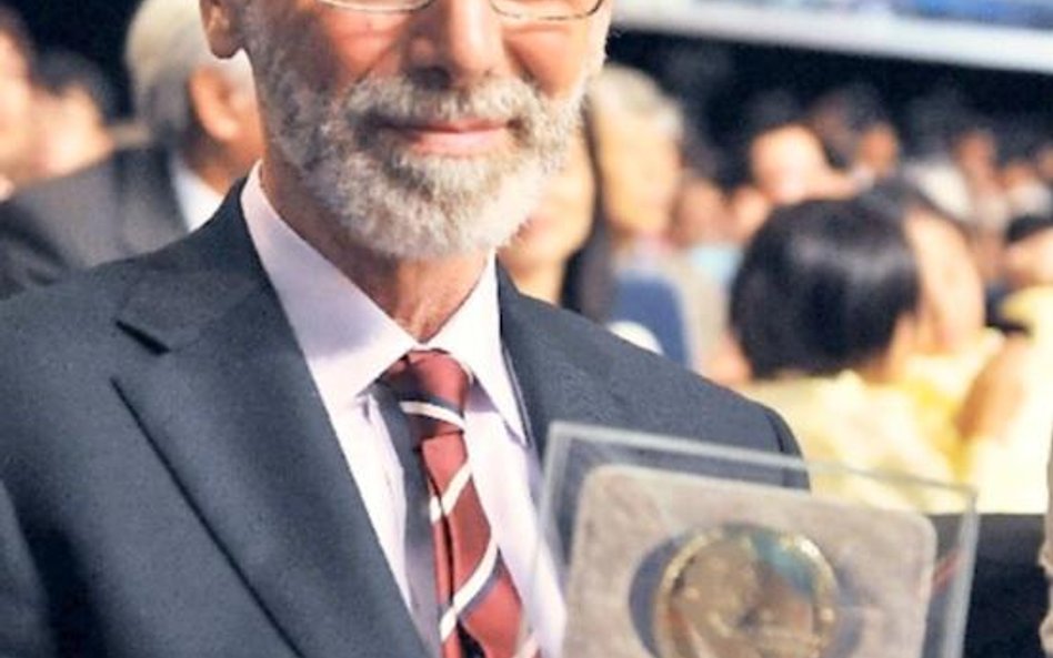 Yves Meyer nagrodę odbierze 23 maja w Oslo. Tu z Gauss Prize w 2010 roku.