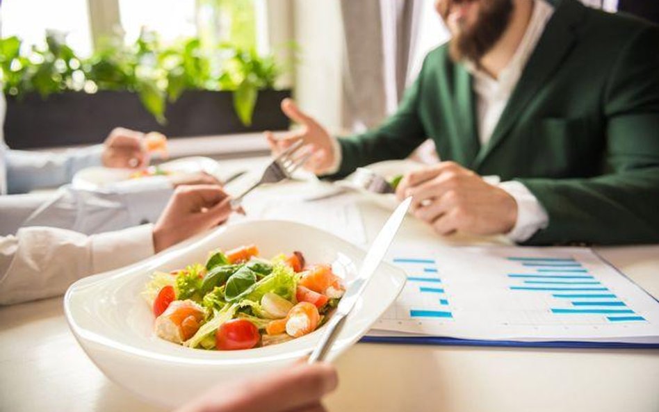 Wartość posiłków w delegacji ponad dietę podlega składkom ZUS