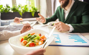 Wartość posiłków w delegacji ponad dietę podlega składkom ZUS