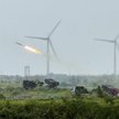 Wieloprowadnicowy system rakietowy Thunderbolt-2000 (MLRS) wystrzeliwuje rakiety podczas ćwiczeń woj