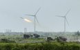 Wieloprowadnicowy system rakietowy Thunderbolt-2000 (MLRS) wystrzeliwuje rakiety podczas ćwiczeń woj