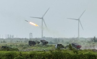 Wieloprowadnicowy system rakietowy Thunderbolt-2000 (MLRS) wystrzeliwuje rakiety podczas ćwiczeń woj