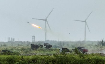 Wieloprowadnicowy system rakietowy Thunderbolt-2000 (MLRS) wystrzeliwuje rakiety podczas ćwiczeń woj