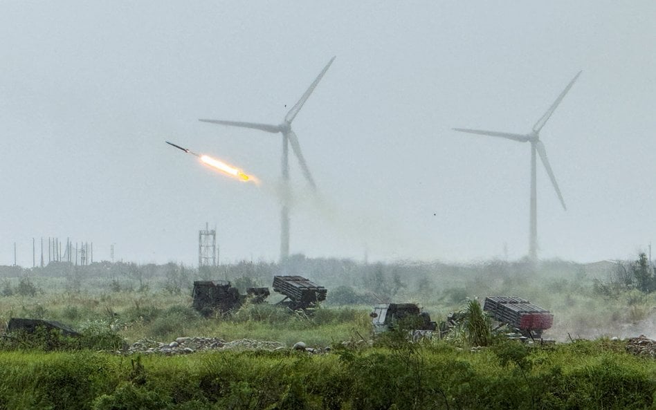 Wieloprowadnicowy system rakietowy Thunderbolt-2000 (MLRS) wystrzeliwuje rakiety podczas ćwiczeń woj