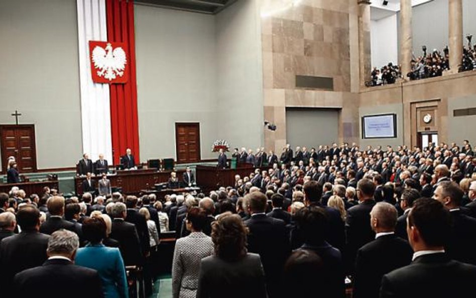 Rok po wyborach do Sejmu powróciła polityka. Nikt nie może przewidzieć wyniku niektórych głosowań