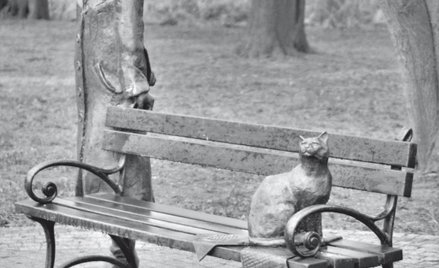 Rzeźba Wisławy Szymborskiej w Kórniku, miejscu urodzin poetki, dokąd hrabia Zamoyski wysłał rodzinę 