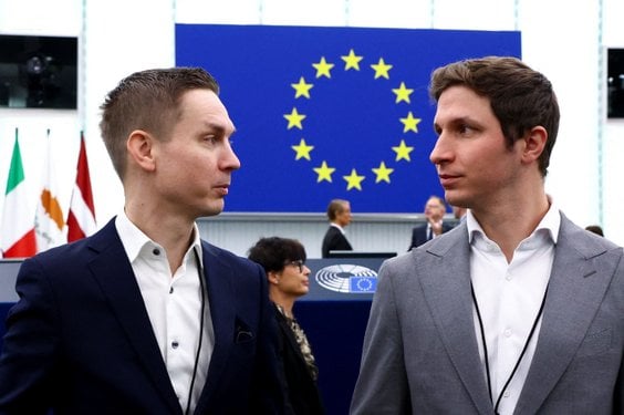 Założyciele ICEYE, Rafał Modrzewski i Pekka Laurila, w Parlamencie Europejskim