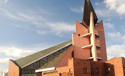 Nieznany sprawca próbował rozbić kamieniem drzwi kościoła pw. Matki Bożej Królowej Polski.