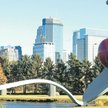 „Spoonbridge and Cherry”, 1985–1988 Gigantyczna łyżeczka z wisienką w Minneapolis to skrzyżowanie fo