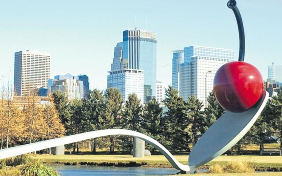 „Spoonbridge and Cherry”, 1985–1988 Gigantyczna łyżeczka z wisienką w Minneapolis to skrzyżowanie fo