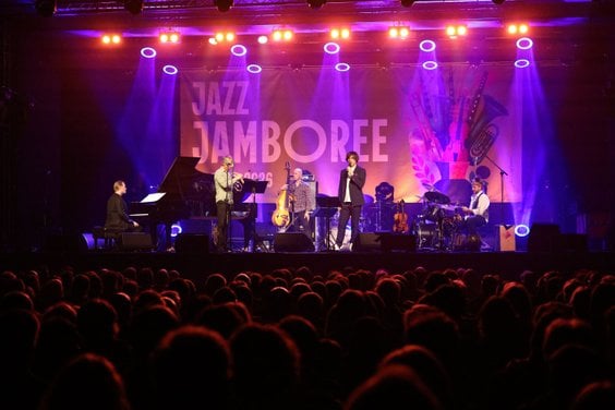 Pianista Kristjan Randalu (L), trębacz Markus Stockhausen (2L), skrzypek Mateusz Smoczyński (2P), ba