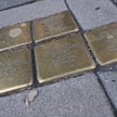 Stolpersteine – niewielkie tablice wmurowywane w chodniki dla upamiętnienia ofiar nazizmu.