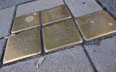Stolpersteine – niewielkie tablice wmurowywane w chodniki dla upamiętnienia ofiar nazizmu.