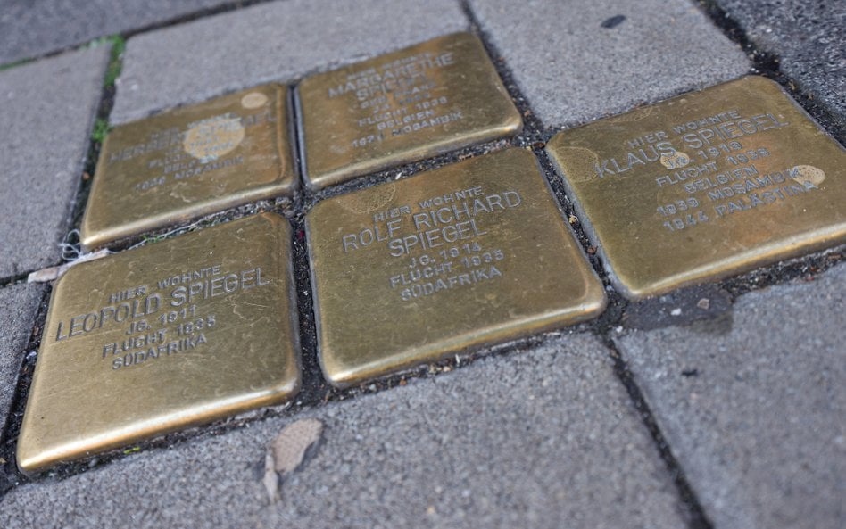 Stolpersteine – niewielkie tablice wmurowywane w chodniki dla upamiętnienia ofiar nazizmu.