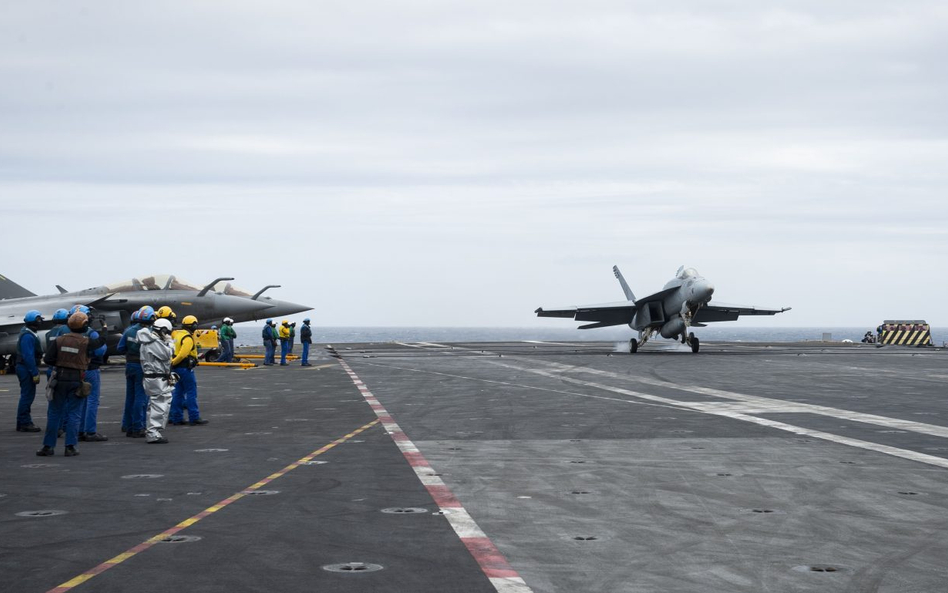 Amerykański Super Hornet ląduje na pokładzie francuskiego lotniskowca Charles de Gaulle. Fot./US Nav