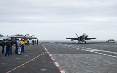 Amerykański Super Hornet ląduje na pokładzie francuskiego lotniskowca Charles de Gaulle. Fot./US Nav