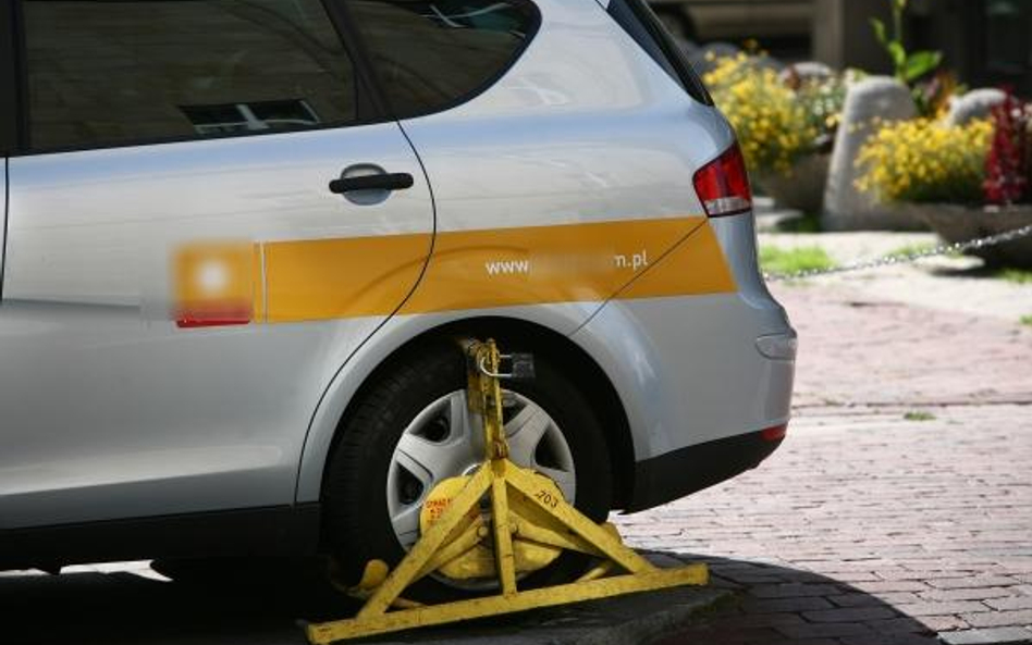 Podwładny, który źle zaparkował firmowy samochód, sam płaci karę