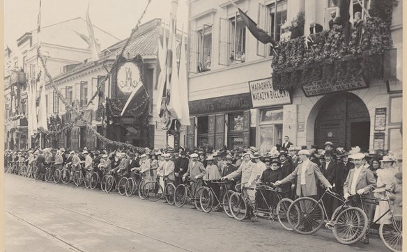 Członkowie Warszawskiego Towarzystwa Cyklistów zgromadzeni na Nowym Świecie w dniu przyjazdu cara Mi