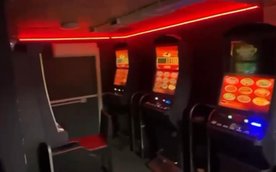 Podczas przeszukania lokalu mundurowi znaleźli pięć automatów do gier.