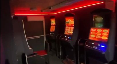 Podczas przeszukania lokalu mundurowi znaleźli pięć automatów do gier.