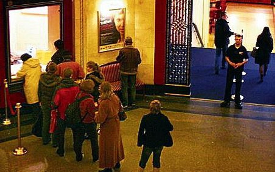 Do niektórych stołecznych kin wstęp tylko z gotówką