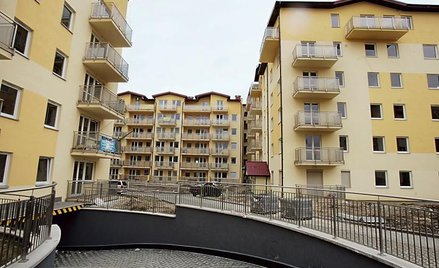 Mieszkańcy jednego z bloków przy ul. Heroldów do dziś nie mogą się w nim zameldować