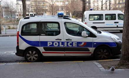 Francja: Trzech mężczyzn chciało ściąć głowę oficerowi
