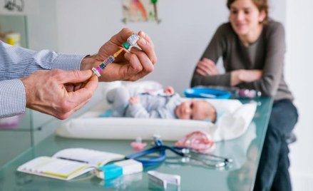 Rodzice często rezygnują ze szczepień, bo boją się powikłań poszczepiennych.