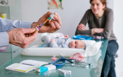 Rodzice często rezygnują ze szczepień, bo boją się powikłań poszczepiennych.