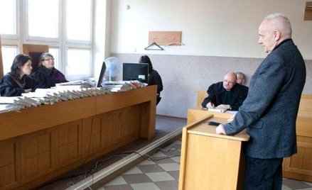 Stefan Niesiołowski zeznaje jako świadek przed łódzkim sądem (2012 r.)