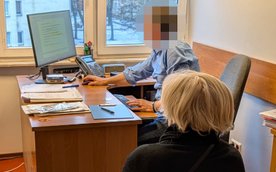 Kobieta zaprzestała regulowania rat. Mimo wygaśnięcia umów nie zwróciła samochodów leasingodawcy.