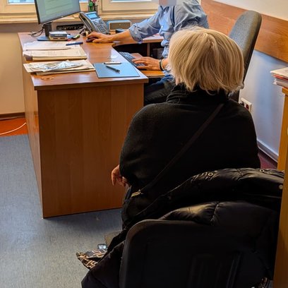 Kobieta zaprzestała regulowania rat. Mimo wygaśnięcia umów nie zwróciła samochodów leasingodawcy.